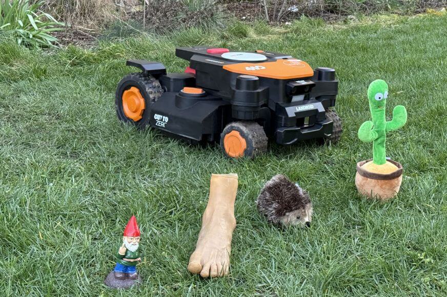 Worx Landroid Vision Cloud 4WD Mähroboter weicht einem Hindernis im Garten aus im Smart Home Fox Praxistest